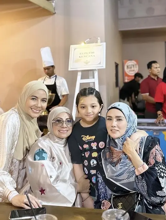 Mulan memadukannya dengan kerudung segi empat bermotif warna bold. Ia pun tampak membawa tas Chanel hitam. [@drgdegya]