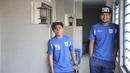 Gaya Taufiq (kiri) dan Abdulrahman di Mess Persib sebelum berangkat ke Jakarta, Jumat (16/10/2015). (Bola.com/Vitalis Yogi Trisna)
