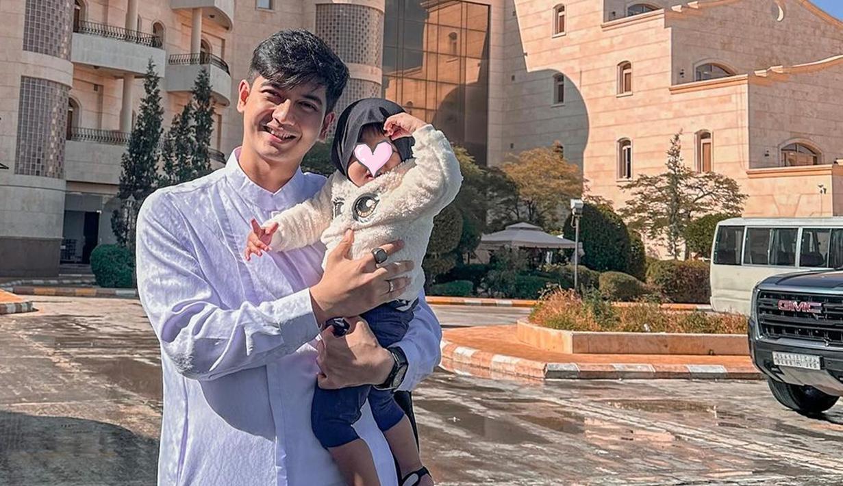 Ini adalah potret kebersamaan Teuku Ryan dan Moana saat di Tanah Suci. Seperti diketahui pada awal Januari 2024, Teuku Ryan dan Ria Ricis umroh bareng, namun tidak terlihat momen keduanya abadikan foto bersama. Dalam keterangan unggahannya ini, Teuku Ryan menuliskan jika ia bersyukur akan kehadiran Moana di hidupnya dan tentunya hidup Ria Ricis. (Liputan6.com/IG/@teukuryantr)