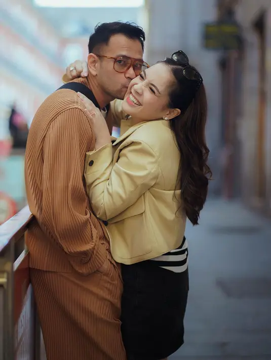 Liburan tanpa anak, keduanya sangat lengket kaya prangko. Jelang satu dekade menikah, pasangan ini masih seperti pasangan pengantin baru yang sedang bulan madu. [Instagram/raffinagita1717]