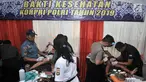 Petugas medis menangani anak-anak  saat sunatan massal gratis dalam acara Bakti Sosial dan Kesehatan Polri di Mapolsek Ciracas, Jakarta, Kamis (4/7/2019). Sunatan massal gratis ini diikuti oleh 248 peserta dari berbagai wilayah di DKI Jakarta. (merdeka.com/Iqbal Nugroho)
