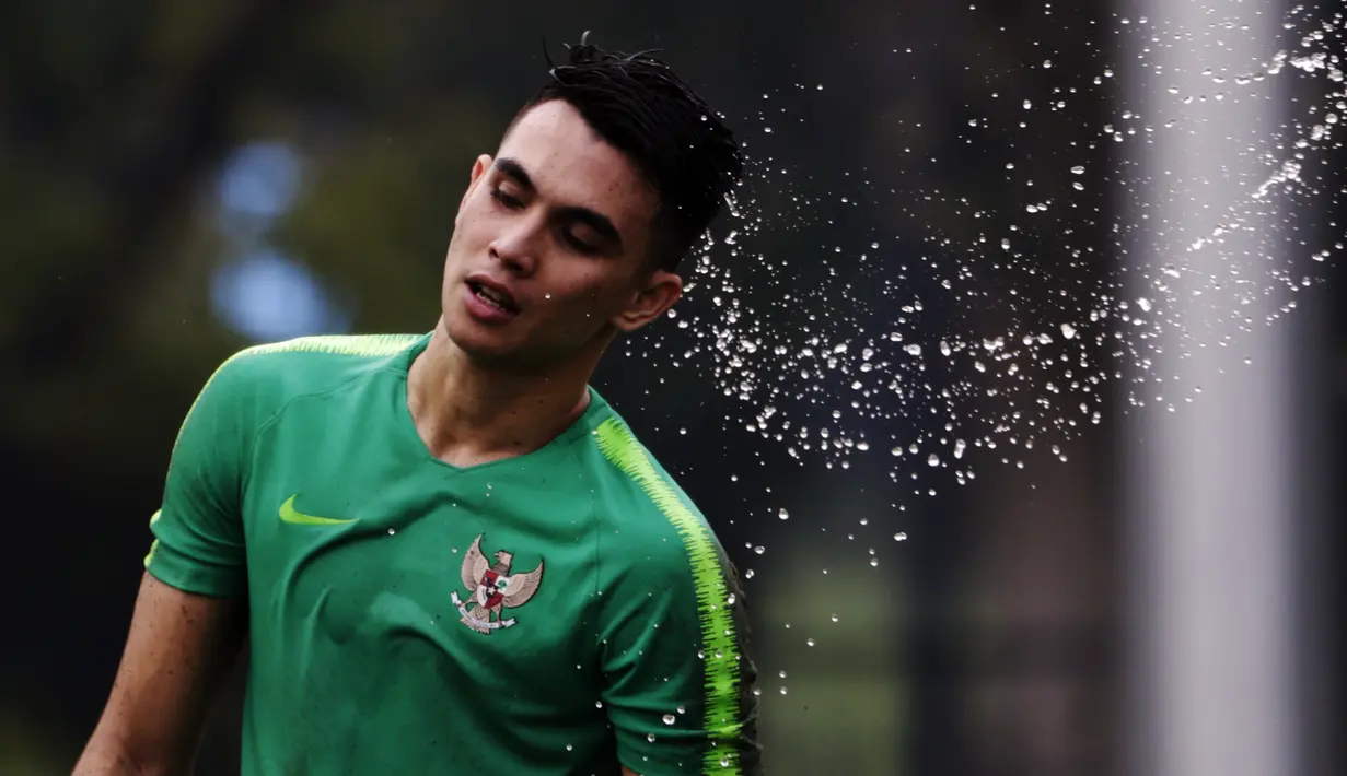 Kiper Timnas Indonesia U-22, Nadeo Argawinata, mengibaskan rambut saat latihan di Lapangan ABC, Jakarta, Senin (14/1). Latihan ini merupakan persiapan jelang Piala AFF U-22. (Bola.com/Vitalis Yogi Trisna)