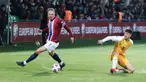 Pemain Norwegia, Erling Haaland, berusaha melewati pemain Moldova pada laga pertama di Grup I Kualifikasi Piala Dunia 2026 Zona Eropa di Stadion Zimbru, Minggu (23/03/2025) dini hari WIB. (AP Photo/Aurel Obreja)