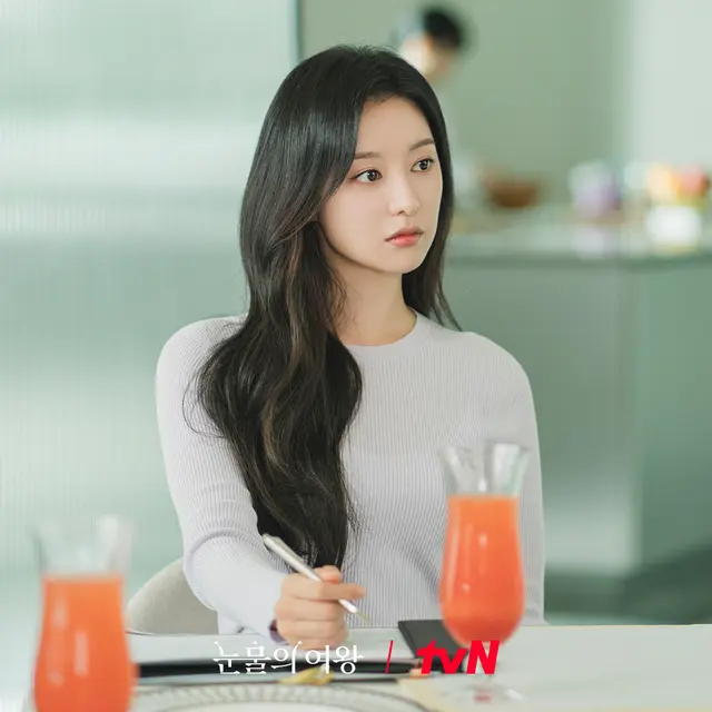 Kim Ji Won Rela Tidak Makan Makanan Berat demi Jaga Penampilan di Drama Korea 'Queen of Tears' (tvN via Soompi)
