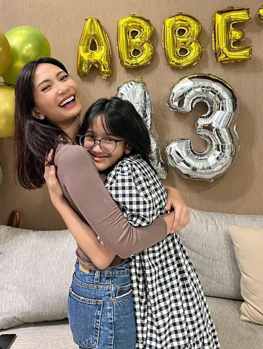 Pada bulan Oktober tahun lalu, Sarah Abiela Ibrahim atau disapa dengan Abbey genap berusia 13 tahun. Anak sulung Puteri Indonesia 2004 ini sudah masuk usia remaja. [Instagram/artikasaridevi]