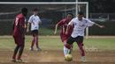 Para pemain terbaik pada turnamen Football For Peace melakukan laga eksebisi. (Bola.com/Vitalis Yogi Trisna)
