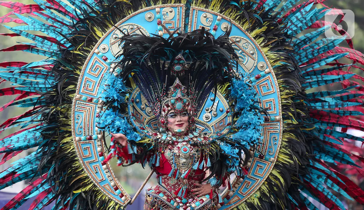 Model membawakan busana dalam Jember Fashion Carnaval (JFC) di Lippo Karawaci, Tangerang, Banten, Sabtu (23/11/2019). Sejumlah model berbalut berbagai kostum unik dengan atraksi dan iringan musik, melenggang di runway sepanjang 500 meter. (Liputan6.com/Fery Pradolo)