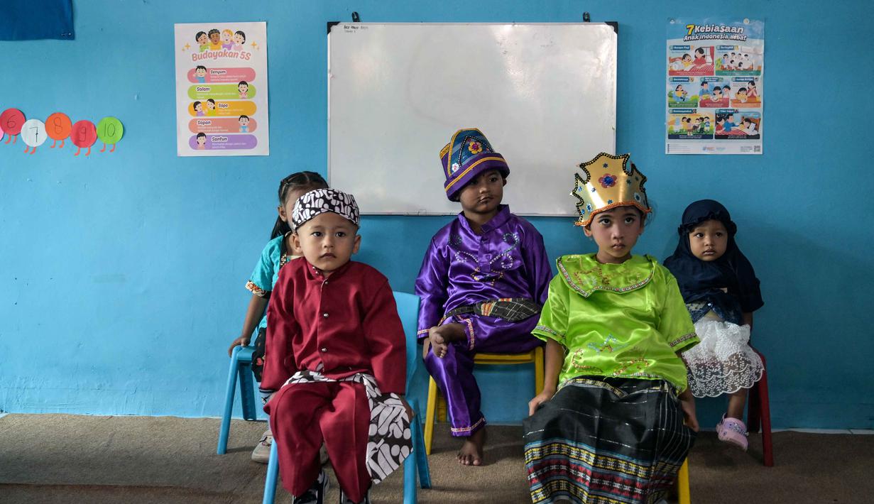 Vaksin Campak-Rubella diberikan sebagai imunisasi rutin untuk menciptakan herd immunity. Tampak dalam foto, anak-anak menunggu giliran untuk menerima vaksin Campak-Rubella sebagai bagian dari program kesehatan pemerintah untuk memerangi penyakit anak di Surabaya, Jawa Timur pada Rabu 6 Mei 2026. (JUNI KRISWANTO/AFP)