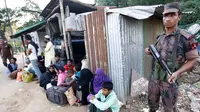Tentara Banglades mengamankan puluhan muslim Rohingya yang dianggap memasuki Bangladesh secara ilegal di Cox Bazar, perbatasan Myanmar-Bangladesh, Senin (21/11). (REUTERS/Mohammad Ponir Hossain)