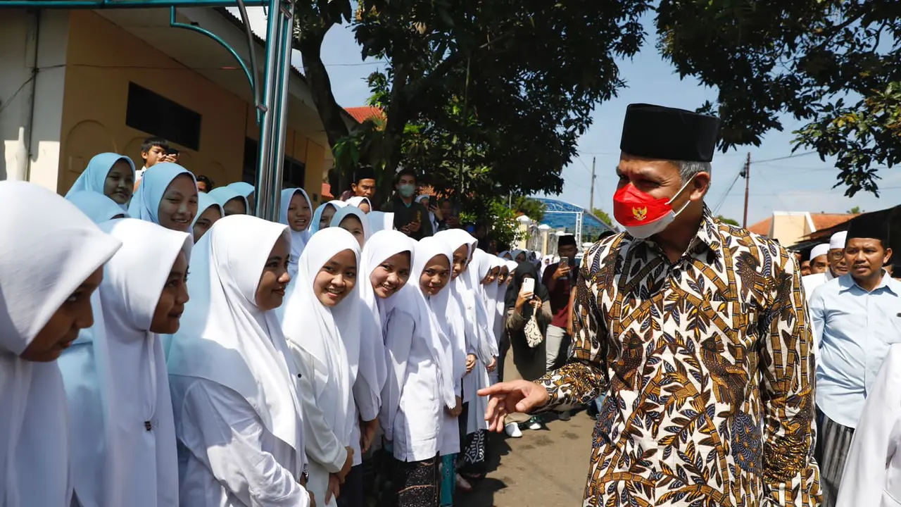 Gubernur Jawa Tengah saat menghadiri peringatan sewelasan di Pondok Pesantren (Ponpes) An-Nawawi, Berjan, Purworejo.