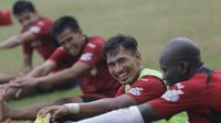 Pemain Mitra Kukar, Zulkifli Syukur melakukan pendinginan usai latihan jelang laga semi final Piala Presiden 2015 melawan Persib di Stadion Aji Imbut, Tenggarong, Kaltim, Sabtu (3/10/2015). (Bola.com/Vitalis Yogi Trisna)