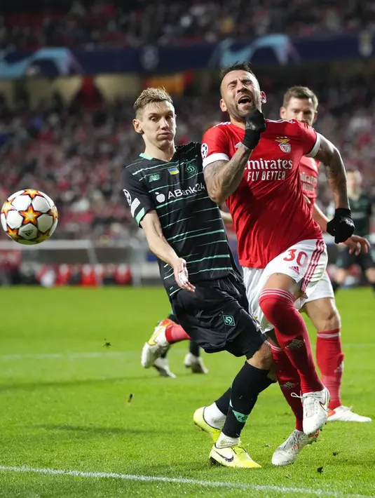 Pemain Dynamo Kyiv Denys Harmash (kiri) berebut bola dengan pemain Benfica Nicolas Otamendi pada pertandingan sepak bola Grup E Liga Champions di Stadion Luz, Lisbon, 8 Desember 2021. Benfica menang 2-0. (AP Photo/Armando Franca)