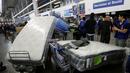 Sejumlah barang yang dibeli warga saat 'Black Friday' di salah satu toko di Mexico City, Meksiko, Jumat (18/11). 'Black Friday' adalah pesta diskon yang biasa digelar menjelang natal. (REUTERS / Henry Romero)