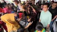 Wapres terpilih Gibran Rakabuming Raka menyapa siswa dan wali murid di SMKN 8 Solo, Jumat (26/4).(Liputan6.com/Fajar Abrori)