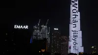 Burj Khalifa diterangi dengan slogan-slogan 'Wuhan jiayou' yang berarti 'Wuhan, semangat' di pusat Kota Dubai, Uni Emirat Arab (UEA), Minggu (2/2/2020). Hal tersebut untuk memberi semangat kepada China dalam perang melawan virus corona. (Xinhua/WAM)