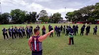 Tangkal Covid-19, Lettu Kav Zet Yakhin Latih Warga Fitness Gratis