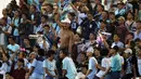 Fans Persela Lamongan saat memberikan dukungan kepada timnya saat melawan PS TNI pada  Liga 1 2017 di Stadion Pakansari, Bogor, Sabtu (27/5/2017). (Bola.com/Nicklas Hanoatubun)