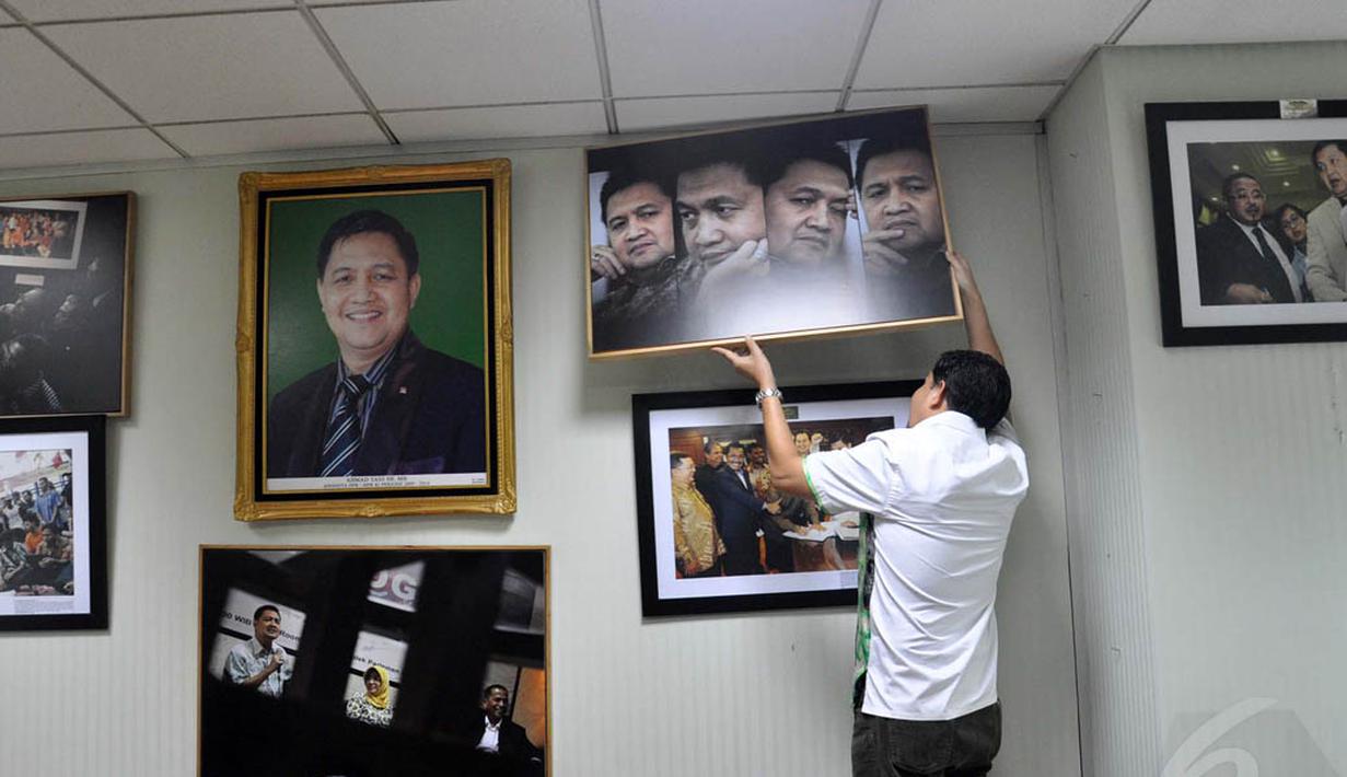 Di dinding ruang kerja Ahmad Yani terlihat banyak deretan foto yang terpajang, Jakarta, (11/10/14). (Liputan6.com/Miftahul Hayat)