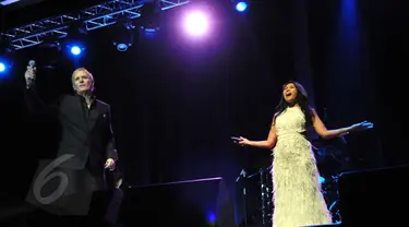 Penampilan duet Michael Bolton dan Anggun C Sasmi pada konser An Evening With Grammy Winner, yang dihelat di Jakarta, Minggu (2/6/2015) malam. (Liputan6.com/Panji Diksana)