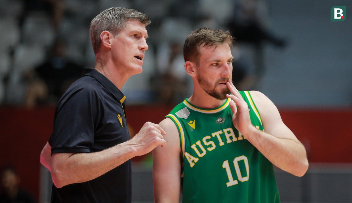 Pelatih kepala Australia, Michael Clancy Kelly (kiri) memberikan instruksi ke Mitchell Mccarron saat matchday pertama Grup A FIBA Asia Cup 2022 antara Timnas Yordania melawan Timnas Australia di Istora Senayan, Jakarta, Selasa (12/07/2022). (Bola.com/Bagaskara Lazuardi)