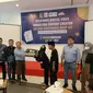 Management PT PAMA  Sulasman, Maidi Irvan, dan Gunawan  memberikan secara simbolis dua unit laptop kepada perwakilan penyandang disabilitas dalam kegiatan Pelatihan Digital Video Marketing Content Creator dan Sertifikasi BNSP di Hotel Amaris Samarinda. (Apriyanto/Liputan6.com)