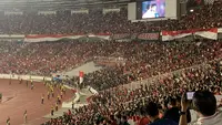 Suporter Timnas Indonesia mengumandangkan lagu Gebyar-Gebyar dan Indonesia Pusaka pasca kemenangan atas Filipina di SUGBK pada Selasa (11/6/2024). (Liputan6.com/Melinda Indrasari)
