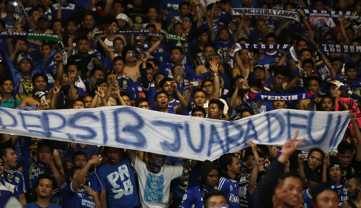 Bobotoh Persib merayakan kemenangan Persib atas Sriwijaya FC 2-0 dalam Final Piala Presiden 2015 di Stadion Utama Gelora Bung Karno, Jakarta, Minggu (18/10/2015). (Bola.com/Nicklas Hanoatubun)