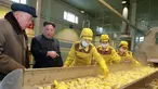 Pemimpin Korea Utara Kim Jong-un melihat produksi kentang  di pabrik Samjiyon Potato Farina di Samjiyon, Kamis (4/4). Tahun lalu Kim Jong-un mengunjungi pabrik kentang saat kunjungan 19 harinya ke Samjiyon County di Provinsi Ryanggang yang berbatasan dengan China. (AFP Photo/KCNA VIA KNS)