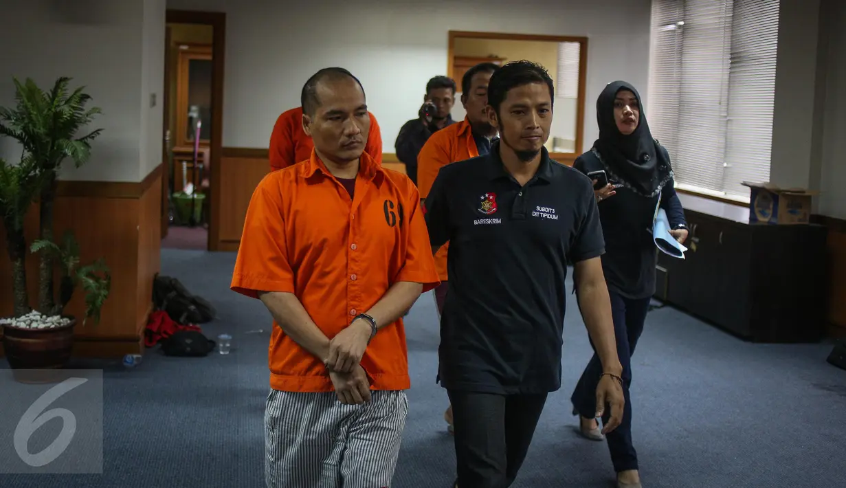 Para pelaku dibawa petugas untuk dihadirkan rilis penyelundupan manusia di Bareskrim Polri, Jakarta, Rabu (29/3). Dalam kasus itu, delapan orang warga negara Nepal yang akan dikirim ke Australia berhasil digagalkan. (Liputan6.com/Faizal Fanani)