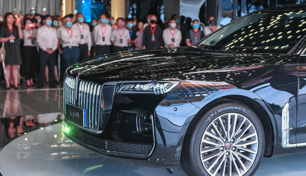 Para pengunjung mengamati sedan H9 dalam acara pameran produk dan budaya Hongqi, merek otomotif ikonis China, yang digelar di Changchun, Provinsi Jilin, China timur laut, pada 28 Juli 2020. (Xinhua/Zhang Nan)