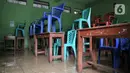 Kondisi ruangan kelas usai banjir menggenangi Madrasah Tsanawiyah (MTs) Nur Attaqwa, Pegangsaan Dua, Kelapa Gading, Jakarta Utara, Senin (24/2/2020). Banjir yang terjadi sejak Minggu (23/2) kemarin mengakibatkan kegiatan belajar di MTs itu terpaksa diliburkan sementara. (merdeka.com/Iqbal S Nugroho)