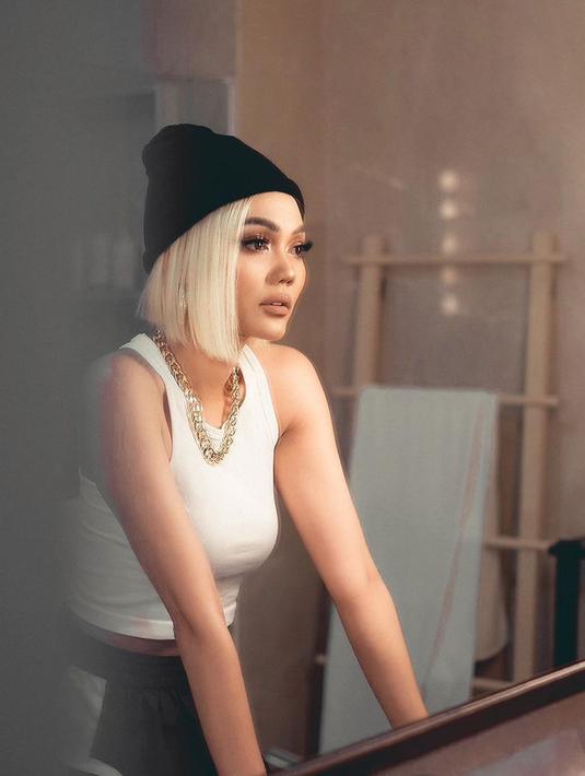 Sekilas memang potret Rina Nose berpenampilan layaknya Agnez Mo ini tak ada bedanya. Bahkan banyak netizen yang menyebut ia mirip. (Liputan6.com/IG/@rinanose16).