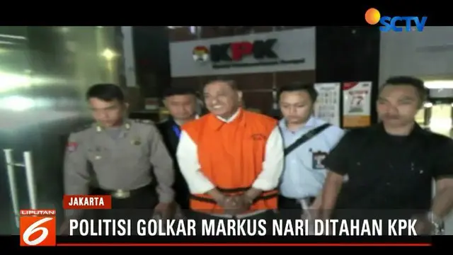 Dengan menggunakan baju tahanan dan tangan terborgol, Markus Nari keluar dari gedung KPK dan enggan memberikan pernyataan kepada media.
