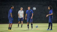 Joan Tincres (tengah) dan sejumlah pemain Timnas Prancis U-17 melakukan latihan di bawah hujan jelang laga final Piala Dunia U-17 2023 melawan Timnas Jerman U-17 di Stadion Sriwedari, Solo, Jawa Tengah, Kamis (30/11/2023). (Bola.com/Bagaskara Lazuardi)