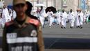 Jemaah yang mengikuti ibadah Tarwiyah bergerak menuju Mina dengan berjalan kaki, namun ada pula yang menggunakan bus. (AP Photo/Rafiq Maqbool)