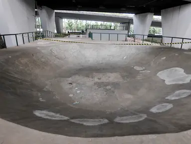Tambalan semen terlihat di trek Skatepark Slipi, Jakarta, Minggu (16/6/2019). Sudah hampir dua bulan taman bermain skateboard tersebut ditutup oleh Suku Dinas Kehutanan Jakarta Pusat akibat rusaknya beberapa fasilitas seperti arena, sejumlah keramik, dan taman. (merdeka.com/Iqbal S. Nugroho)