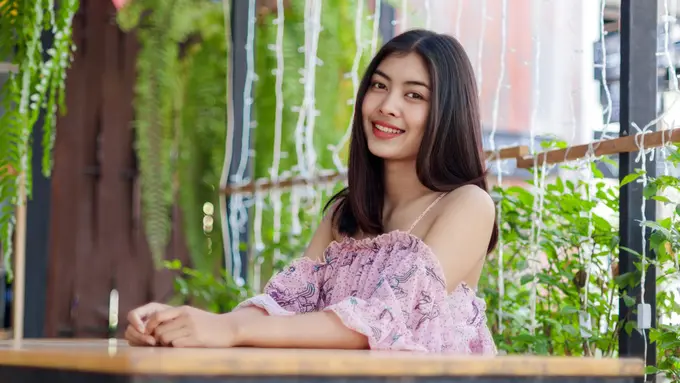 tersenyum bahagia manis cantik santai