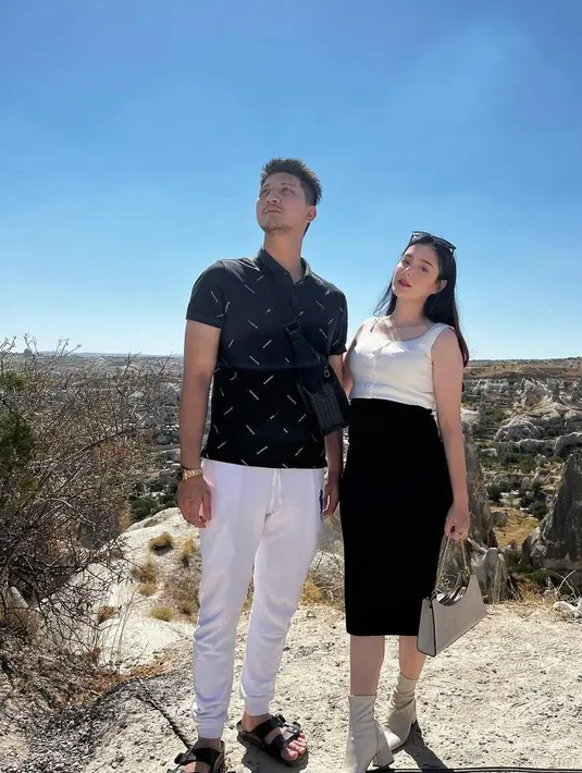 Perempuan kelahiran 2001 ini melengkapi penampilannya dengan heeled boots warna krem, shoulder bag warna putih, dan kacamata hitam. Berkat penampilannya ini, Yasmine menuai pujian dari warganet. (Instagram/real_aditya1/yxsmine.ow).