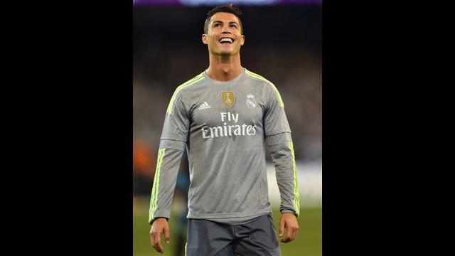 Fernando Reges pemain Manchester City tanpa sengaja mengenai kemaluan Cristiano Ronaldo saat duel kedua tim di ICC 2015.