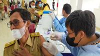 Pemberian vaksinasi booster jenis AstraZeneca untuk ASN di mini blok office Pemkot Malang pada 18 Januari 2022 (Liputan6.com/Zainul Arifin)