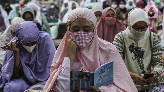 FOTO: Pandemi, Salat Id di Masjid Al-Azhar Terapkan Protokol Kesehatan