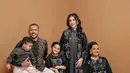 Siapa bilang baju Lebaran harus berwarna putih? Tampil elegan di hari Lebaran juga bisa terlihat dengan baju Lebaran warna gelap, seperti yang dilakukan keluarga Tasya Farasya [@tasyafarasya]