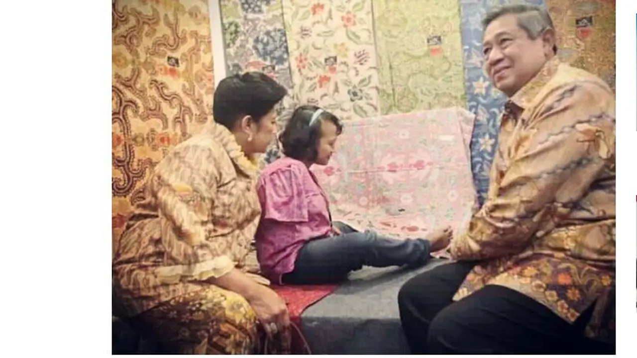 Penyandang disabilitas Ayu Tri Handayani yang mampu membatik dengan kedua kakinya.