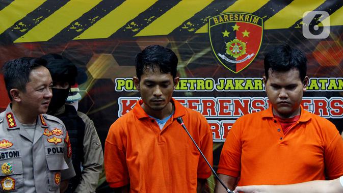 Kapolres Metro Jakarta Selatan Kombes Bastoni Purnama (kiri) menatap pelaku kasus prostitusi online di Apartemen Kalibata City saat konferensi pers di Polres Metro Jakarta Selatan, Rabu (29/1/2020). Pelaku menjual korban dengan tarif Rp 350 ribu-Rp 900 ribu. (merdeka.com/Magang/Muhammad Fayyadh)