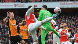 Perebutan bola di depan gawang Hull City dalam putaran kelima Piala FA Inggris di Stadion Emirates, London, Inggris, Sabtu (20/2/2016). (AFP/Glyn Kirk)