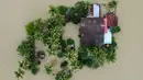 Foto udara menunjukkan sebuah rumah yang terendam banjir di Kangar, negara bagian Perlis, Malaysia utara, pada Jumat 28 November 2025. Hujan deras tanpa henti sejak awal pekan membuat aliran sungai di sejumlah wilayah Malaysia Utara meluap, hingga akhirnya merendam kawasan permukiman. (Mohd RASFAN/AFP)