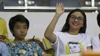 Ariel Tatum menyapa memberikan salam salam ke arah kamera saat berada di tribun VIP menyaksikan laga Persija Jakarta melawan Sriwijaya FC di Stadion Wibawa Mukti, Cikarang, Jumat (16/6/2017). (Bola.com/Nicklas Hanoatubun)