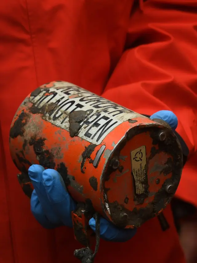 Black box atau kotak hitam kedua yang ditemukan di lokasi jatuhnya pesawat China Eastern Airlines di wilayahTengxian, Daerah Otonom Etnis Zhuang Guangxi, China selatan. (Xinhua/Lu Boan)