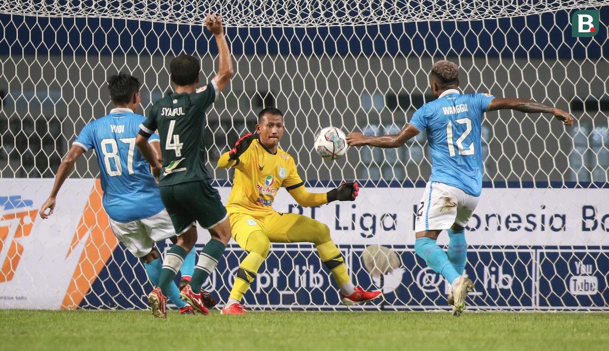 Pemain Sulut United, Patrich Wanggai (kanan) mencetak gol pertama timnya ke gawang PSMS Medan dalam matchday pertama Grup Y Babak 8 Besar Liga 2 2021 di Stadion Wibawa Mukti, Cikarang, Kamis (16/12/2021). (Bola.com/Bagaskara Lazuardi)