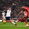 Penyerang Liverpool asal Belanda Cody Gakpo melepaskan tendangan penalti tetapi gagal mencetak gol selama pertandingan sepak bola leg kedua semifinal Piala Liga Inggris antara Liverpool dan Tottenham Hotspur di Anfield di Liverpool, Inggris barat laut pada 6 Februari 2025.Oli SCARFF / AFP